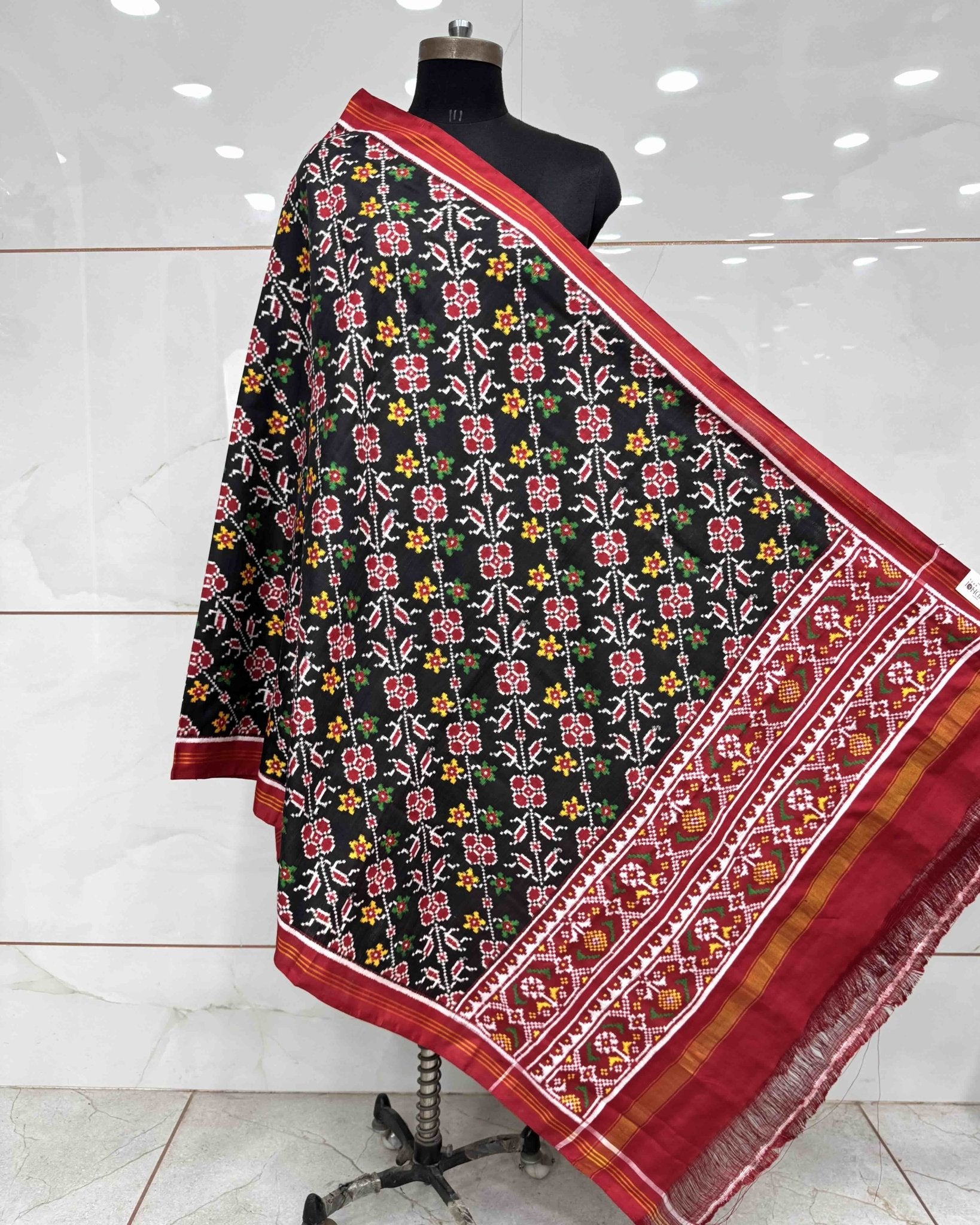 Red & Black Flower Patola Dupatta - SindhoiPatolaArt