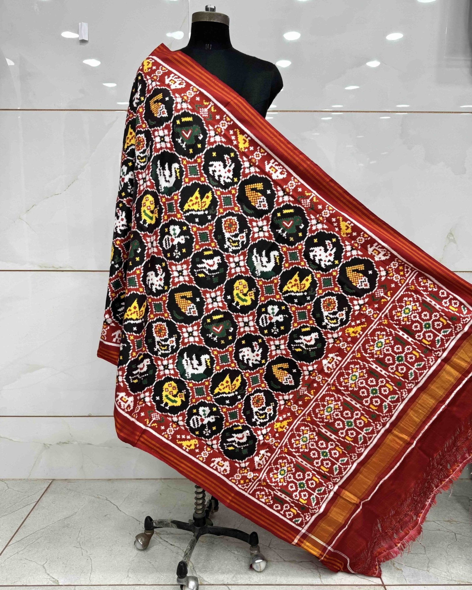 Red & Black Small Circle Narikunj Double Ikat Patola Dupatta - SindhoiPatolaArt