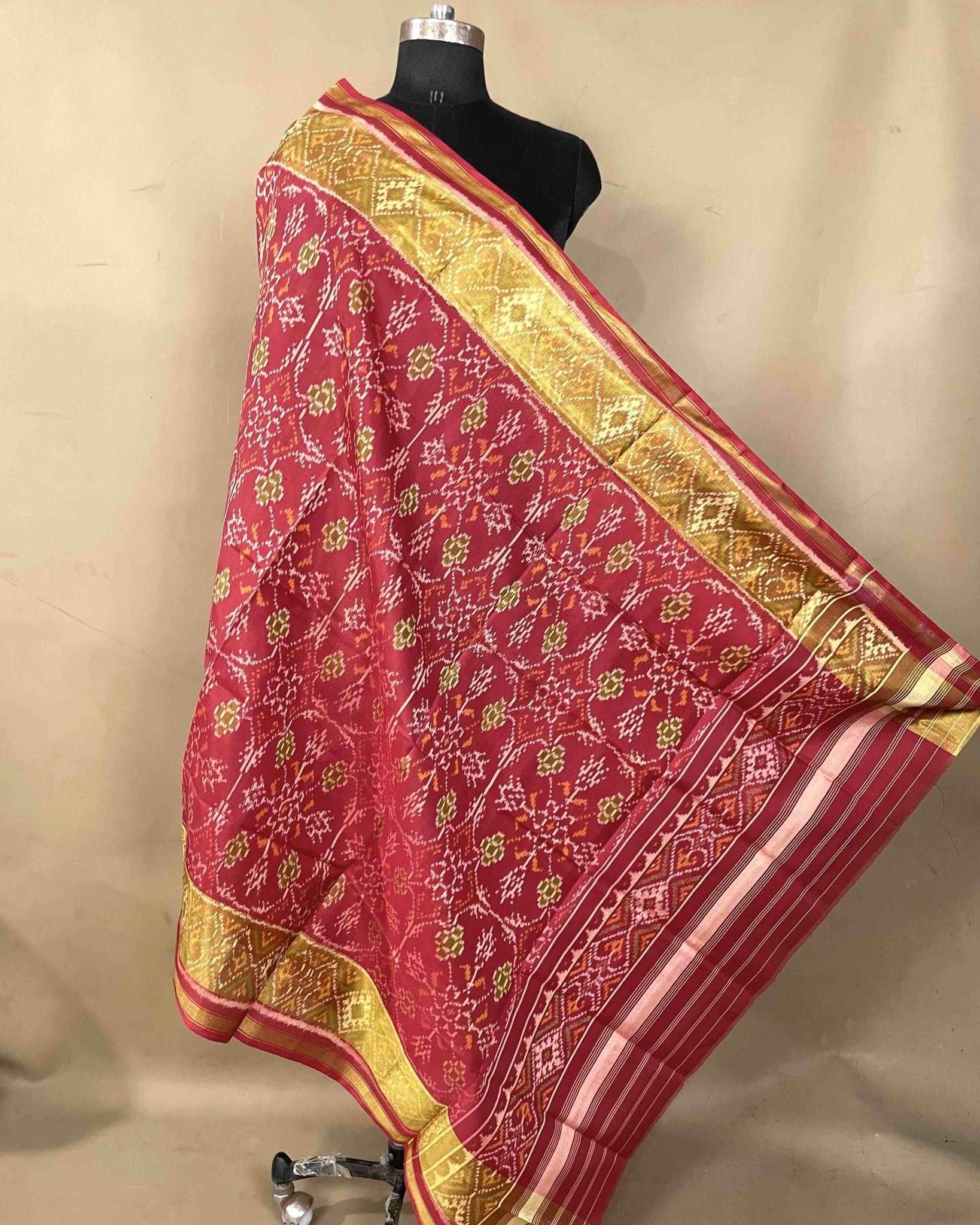 Red Chhabdi Patola Dupatta - SindhoiPatolaArt