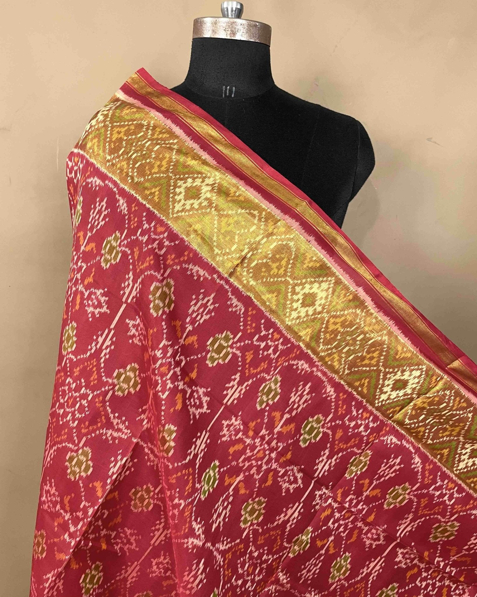 Red Chhabdi Patola Dupatta - SindhoiPatolaArt
