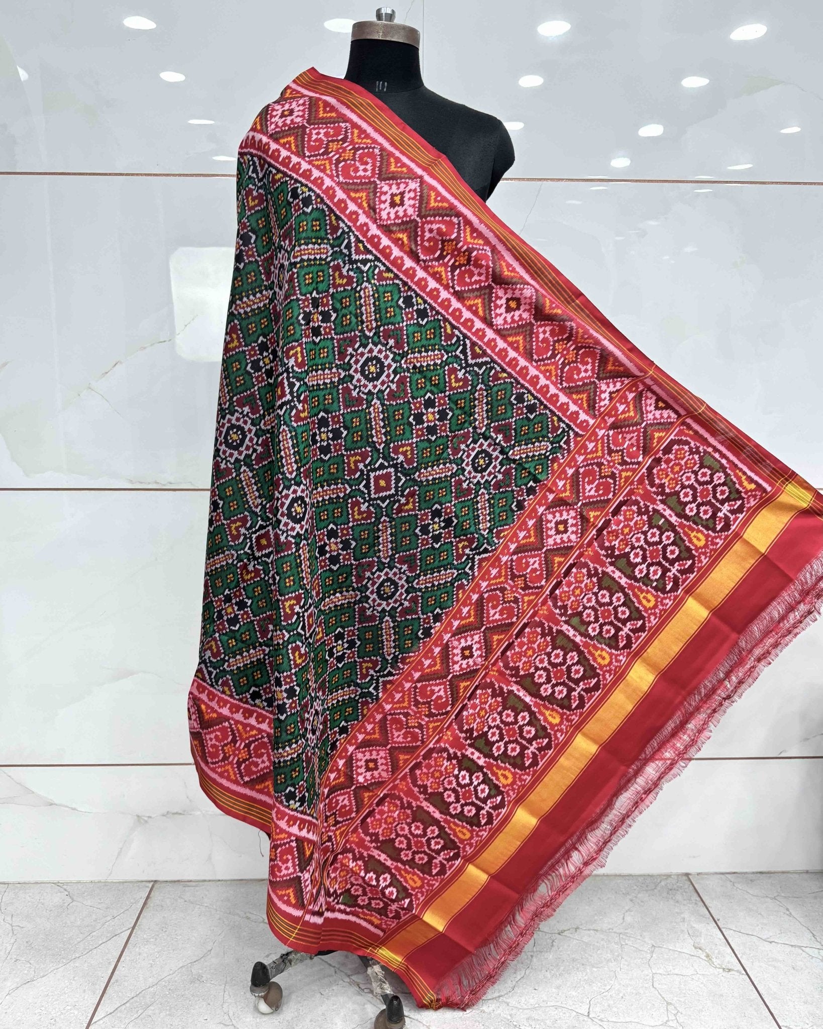 Red & Green Manekchowk Patola Dupatta - SindhoiPatolaArt