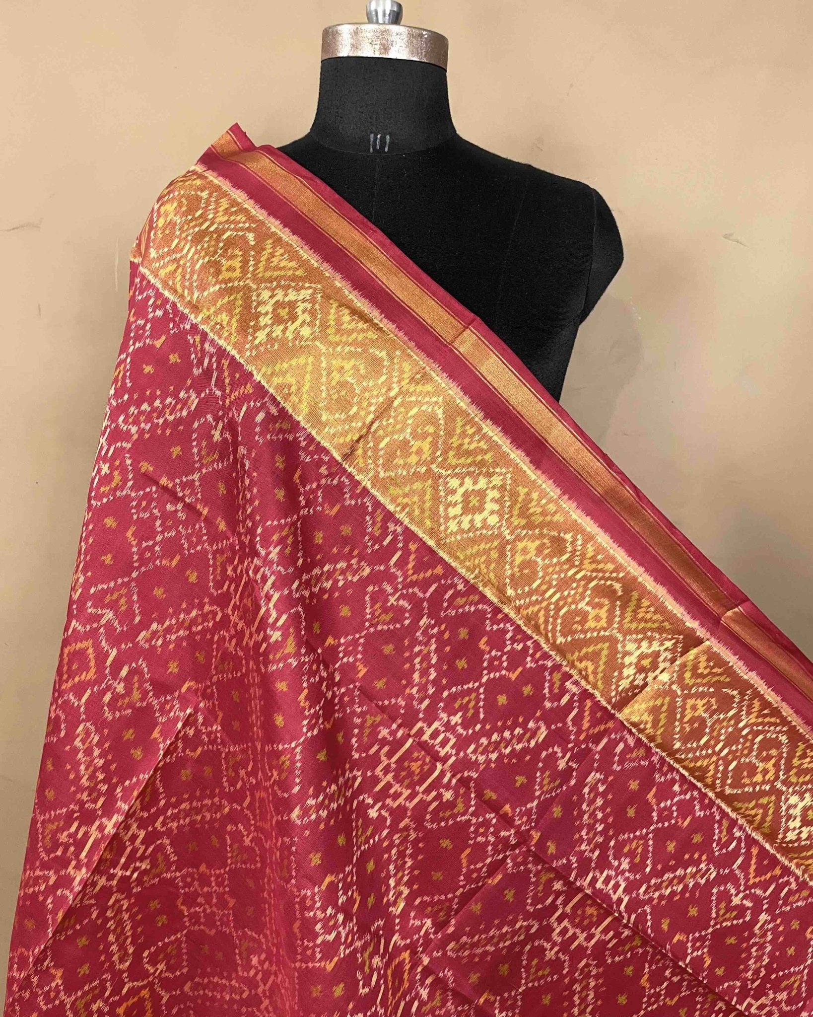 Red Manekchowk Patola Dupatta - SindhoiPatolaArt