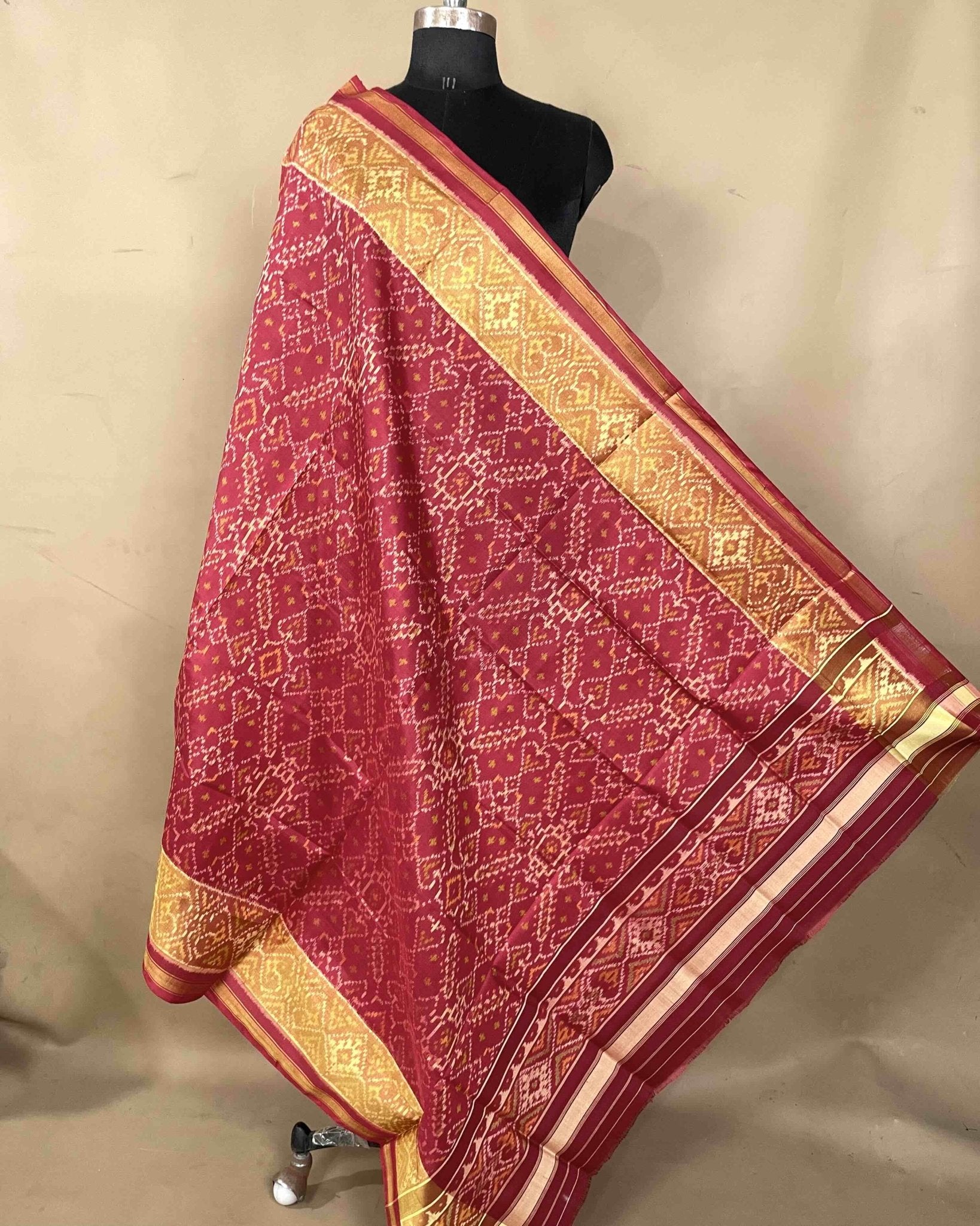 Red Manekchowk Patola Dupatta - SindhoiPatolaArt