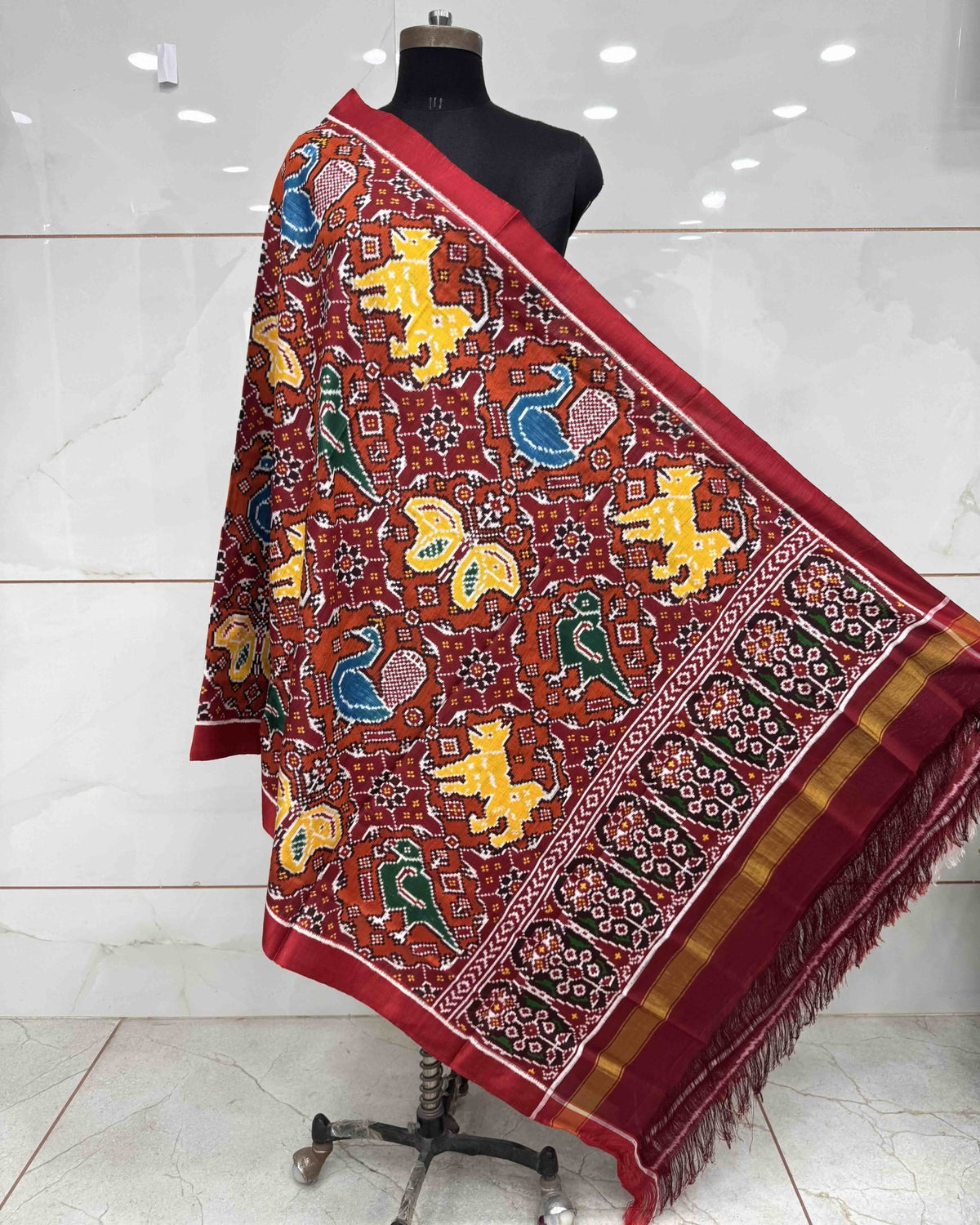 Red & Orange Big Figure Narikunj Chhabdi Patola Dupatta - SindhoiPatolaArt