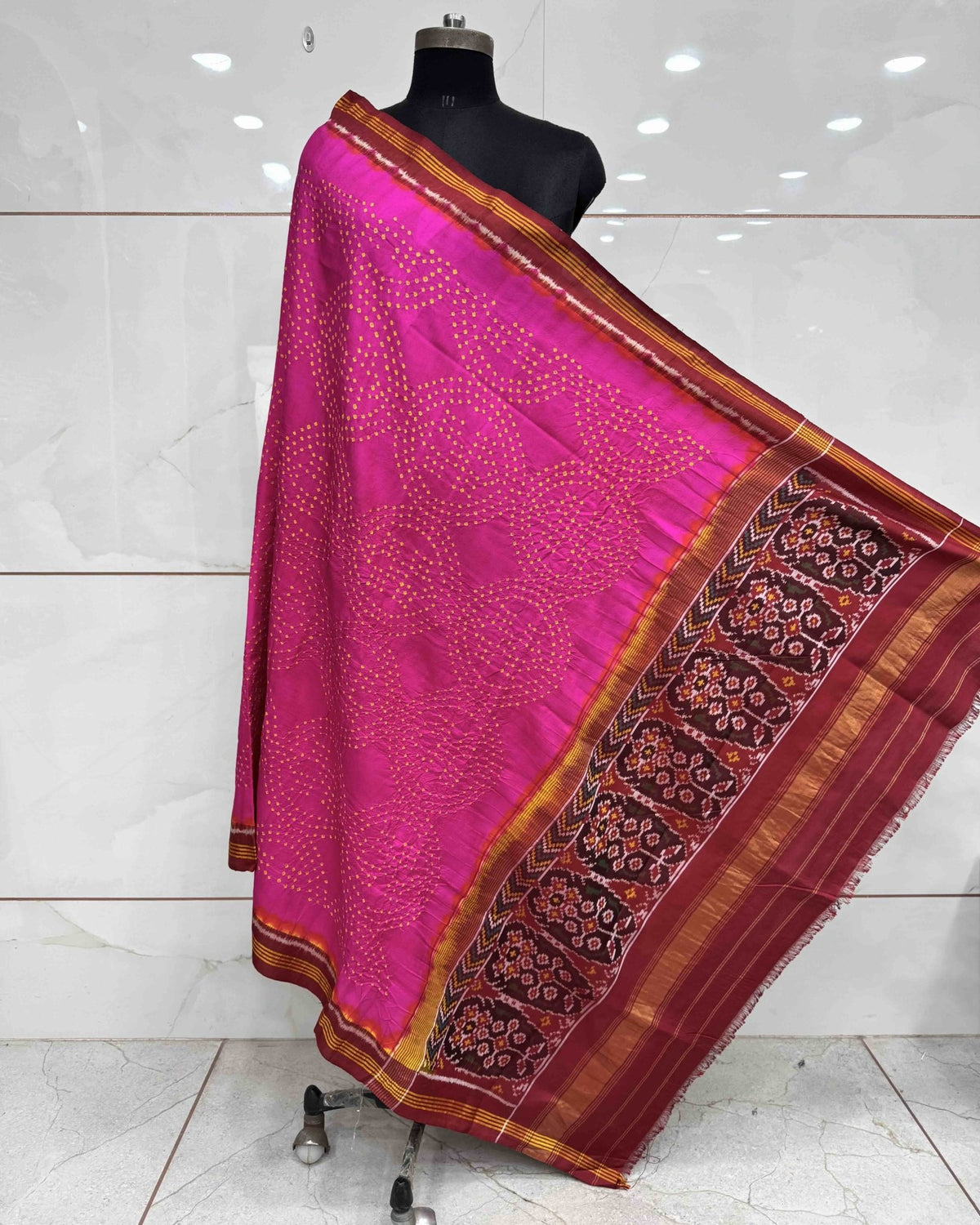 Red & Pink Bandhani Patola Dupatta - SindhoiPatolaArt
