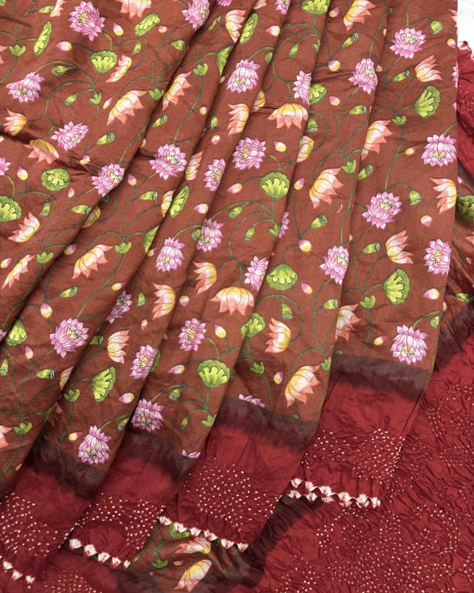 Red & Redish Brown Flower Pichhwai Bandhani Saree - SindhoiPatolaArt
