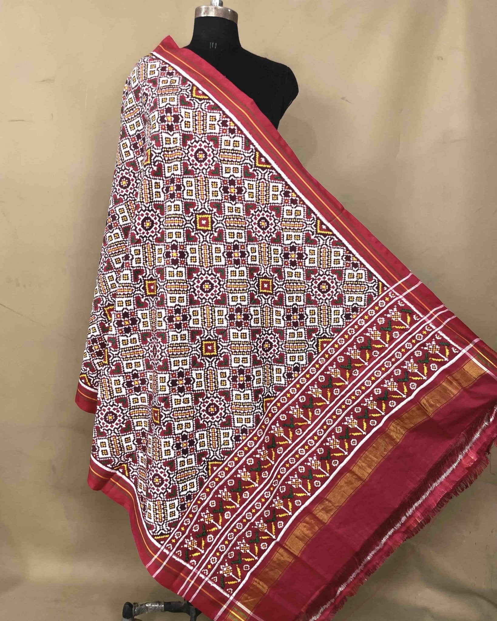 Red & White Manekchowk Patola Dupatta - SindhoiPatolaArt