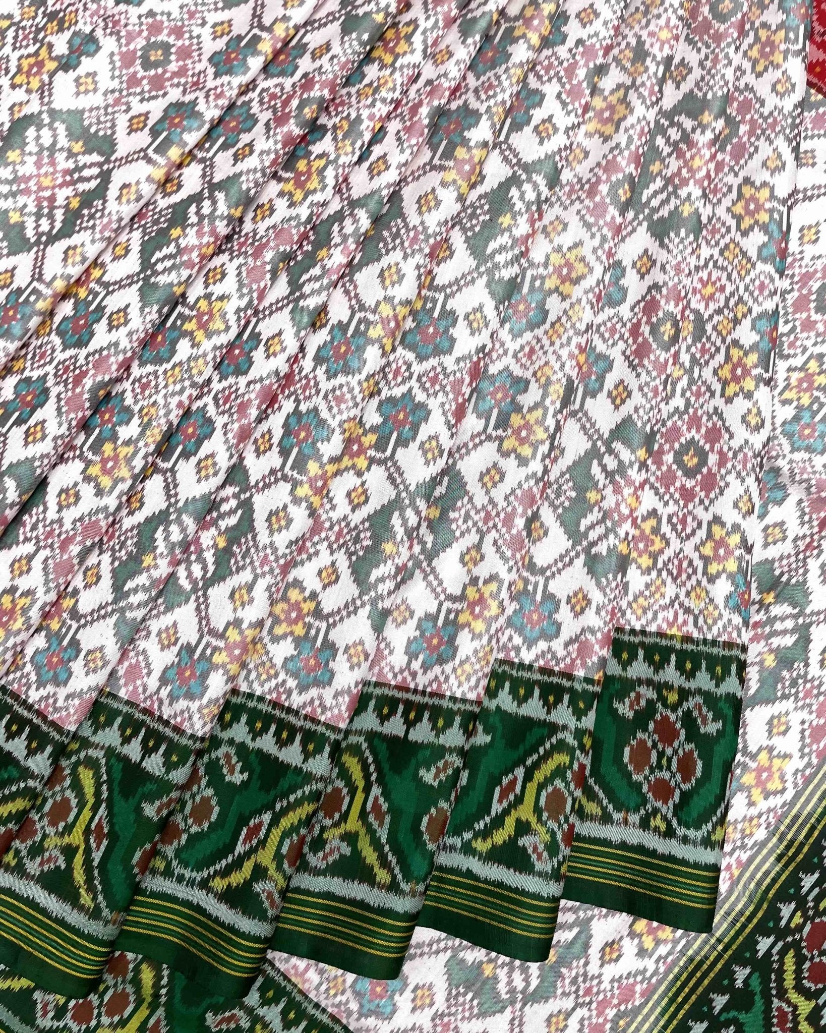 White Navratan Ganga Jamuna Patola Saree - SindhoiPatolaArt