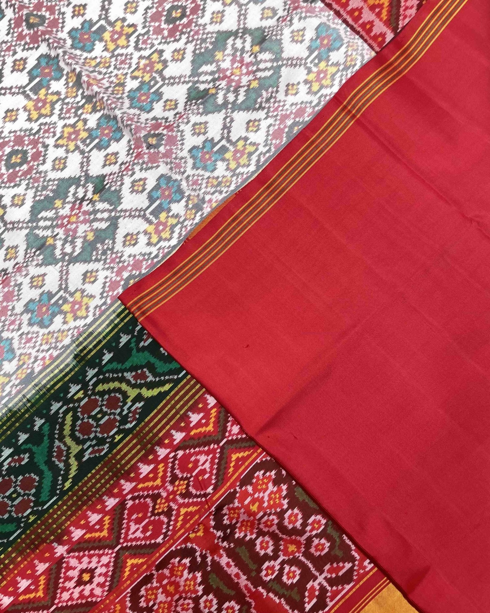 White Navratan Ganga Jamuna Patola Saree - SindhoiPatolaArt