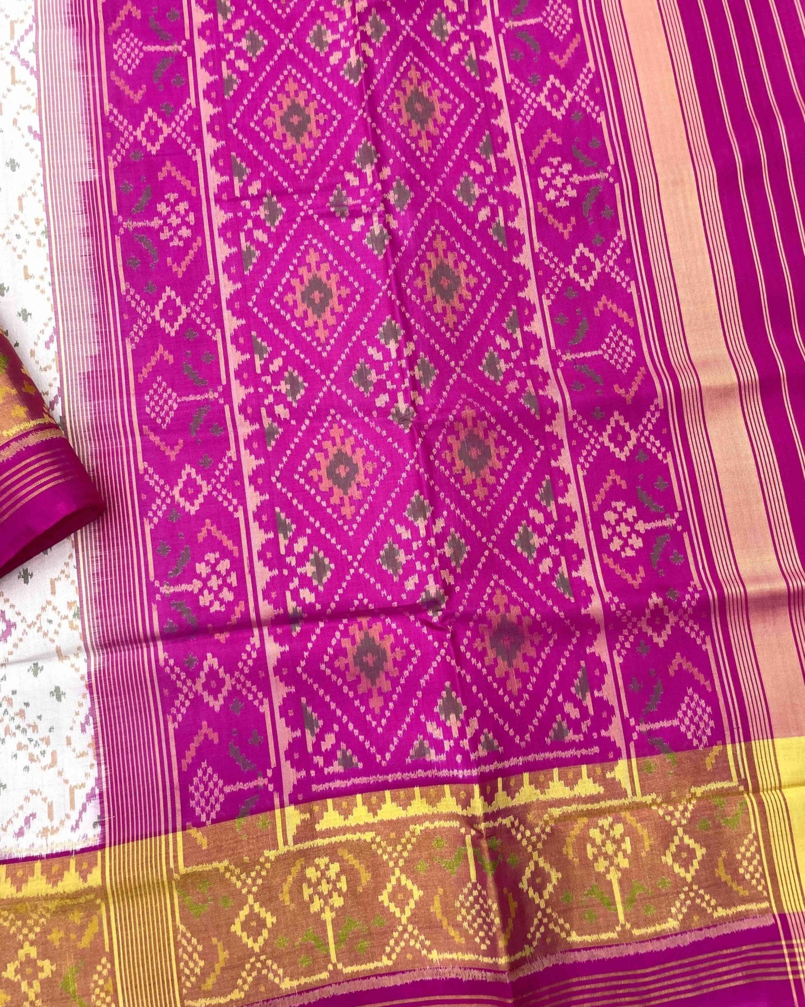 White & White Manekchowk Patola Saree - SindhoiPatolaArt