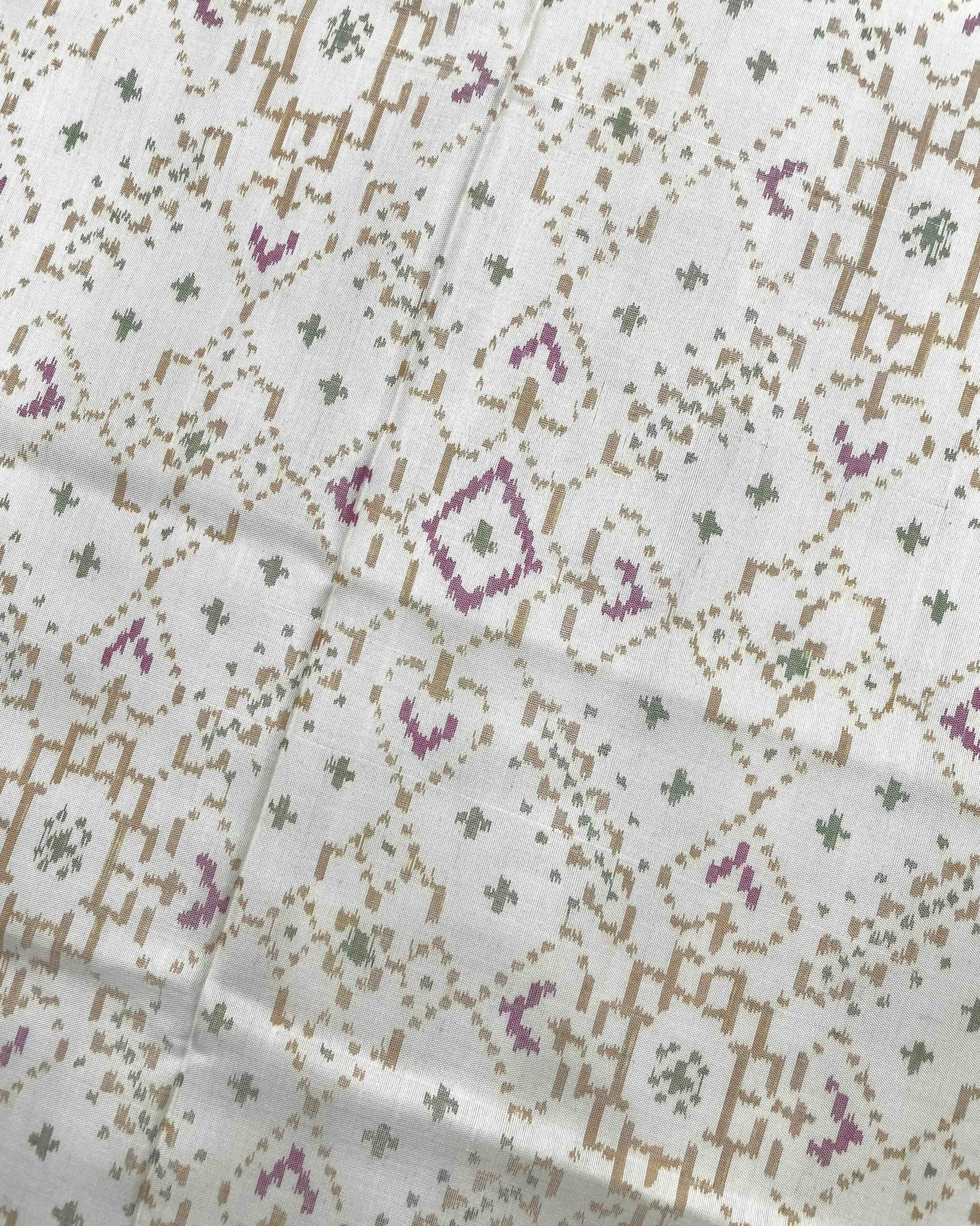 White & White Manekchowk Patola Saree - SindhoiPatolaArt