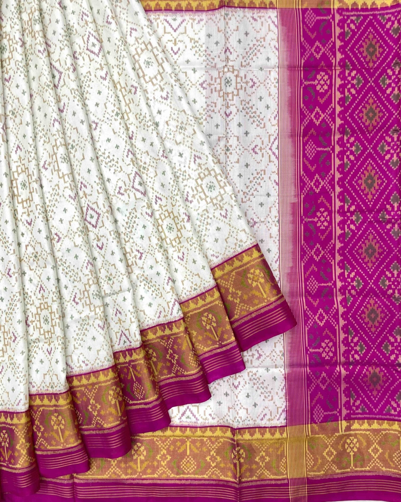 White & White Manekchowk Patola Saree - SindhoiPatolaArt