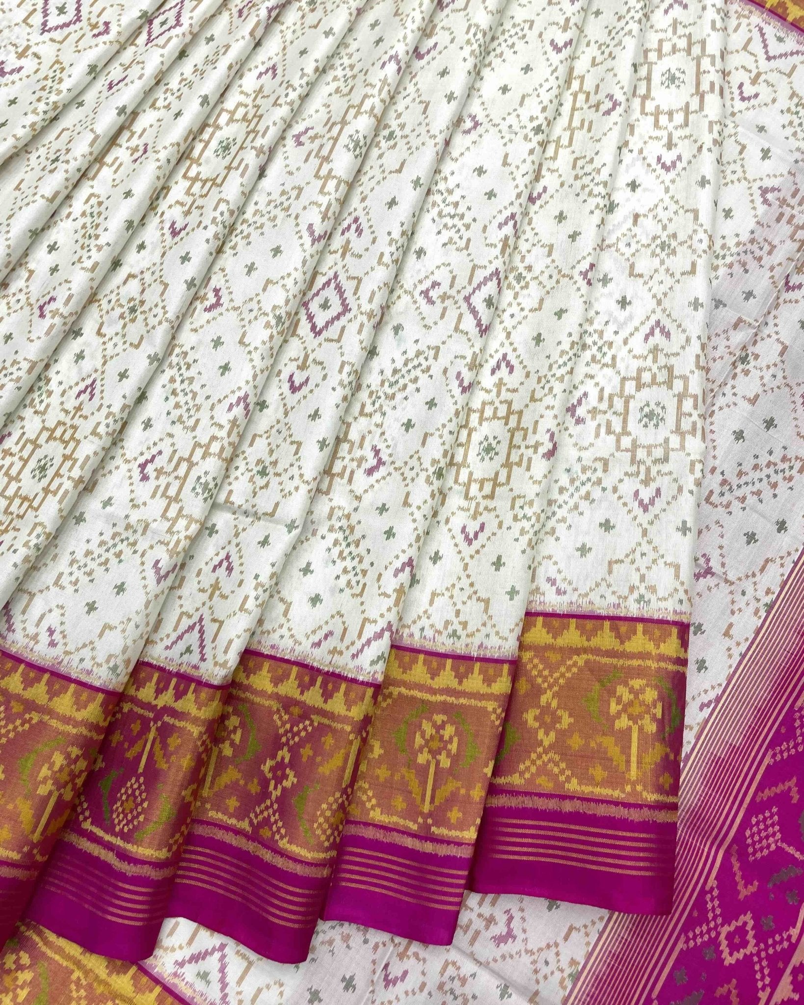 White & White Manekchowk Patola Saree - SindhoiPatolaArt