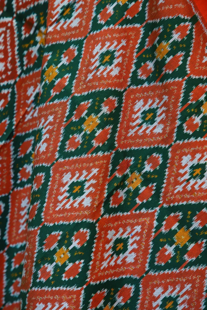 Single ikat dupatta in Red and Green combination with Paan Chanda Bhat design - SindhoiPatolaArt