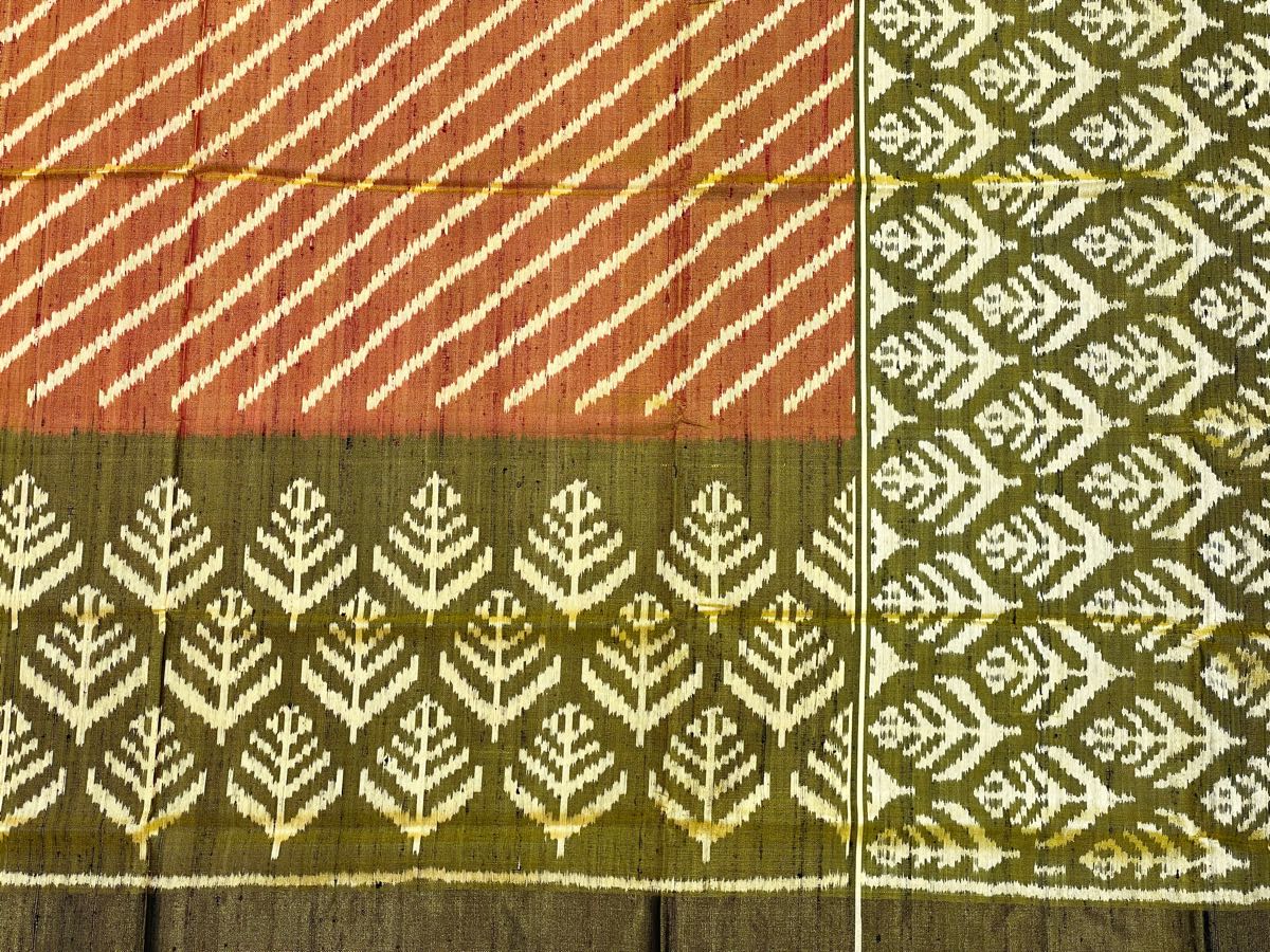 Raw silk mahendi green and rust orenge laheriya with scurt border patola saree - SindhoiPatolaArt