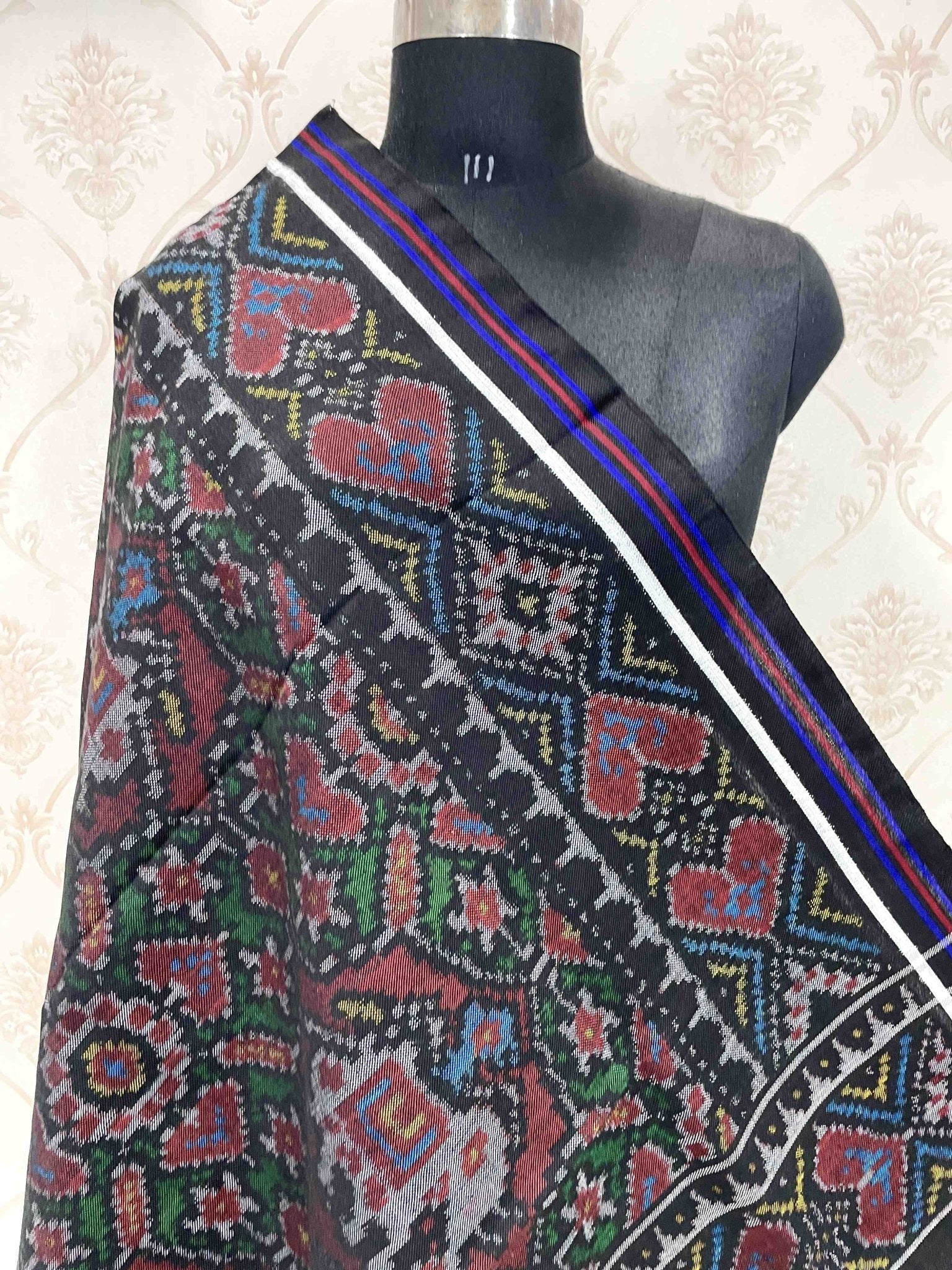 Black & Green With Maroon Elephant Manekchowk Patola Shawl - SindhoiPatolaArt