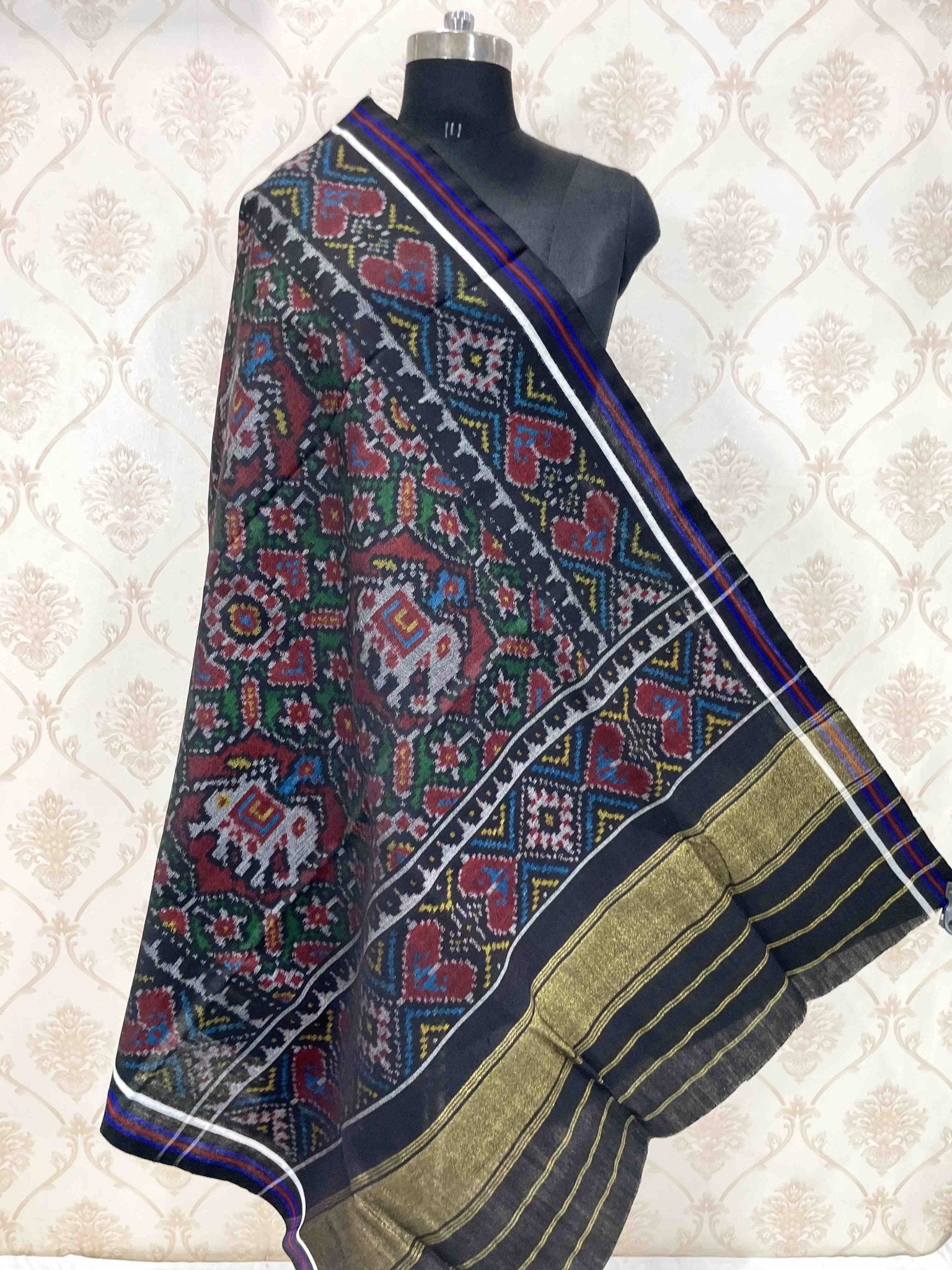 Black & Green With Maroon Elephant Manekchowk Patola Shawl - SindhoiPatolaArt