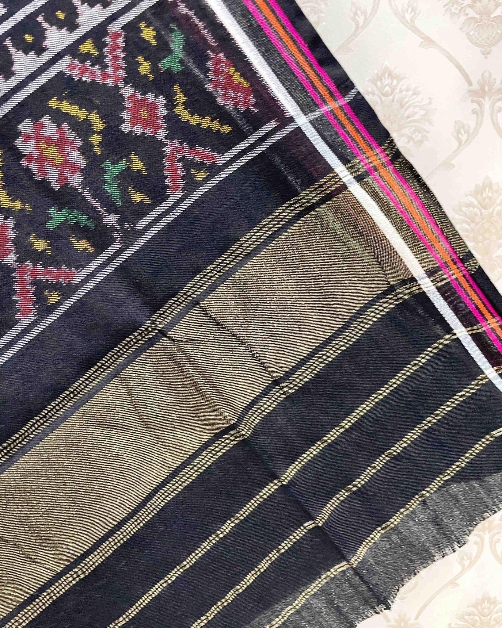 Black & Pink chhabadi Flower Patola Shawl - SindhoiPatolaArt