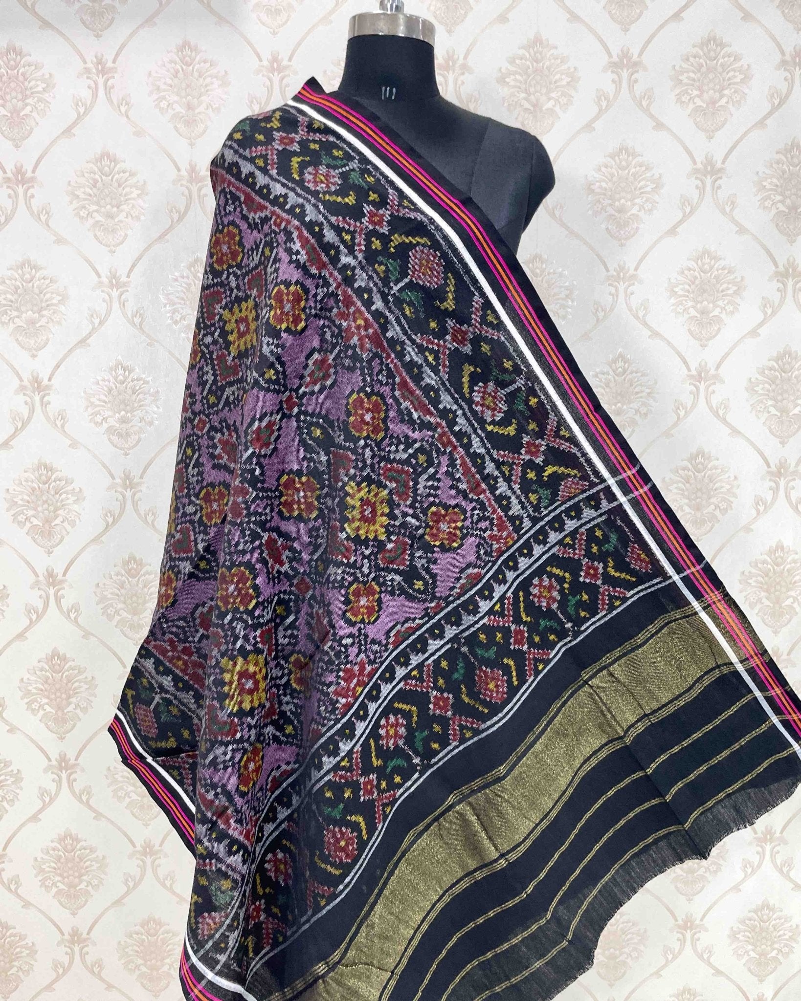 Black & Pink chhabadi Flower Patola Shawl - SindhoiPatolaArt