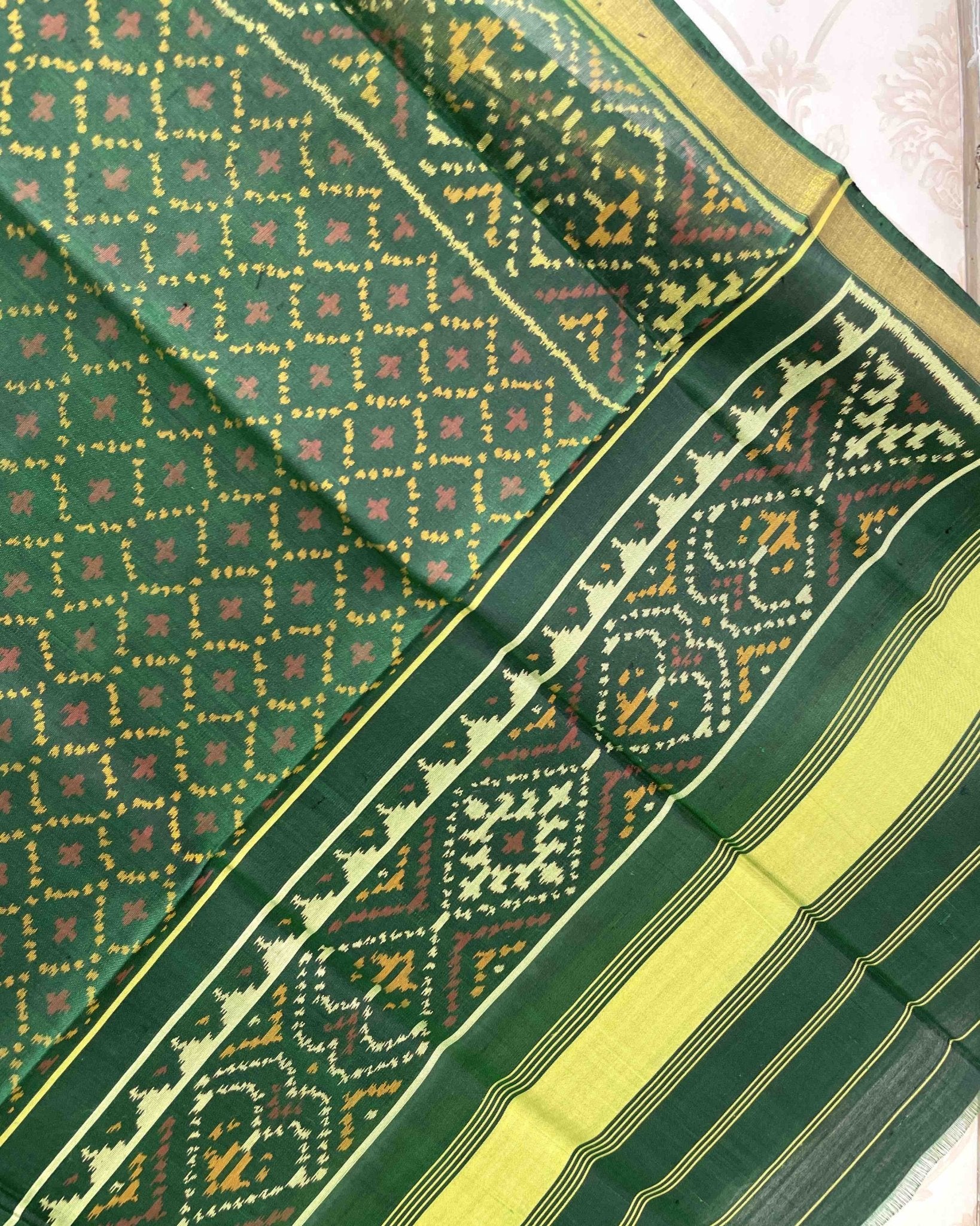 Green Doted Patola Dupatta - SindhoiPatolaArt