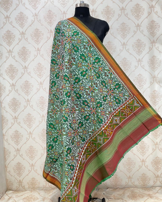 Green white Chhabdi Patola Dupatta - SindhoiPatolaArt