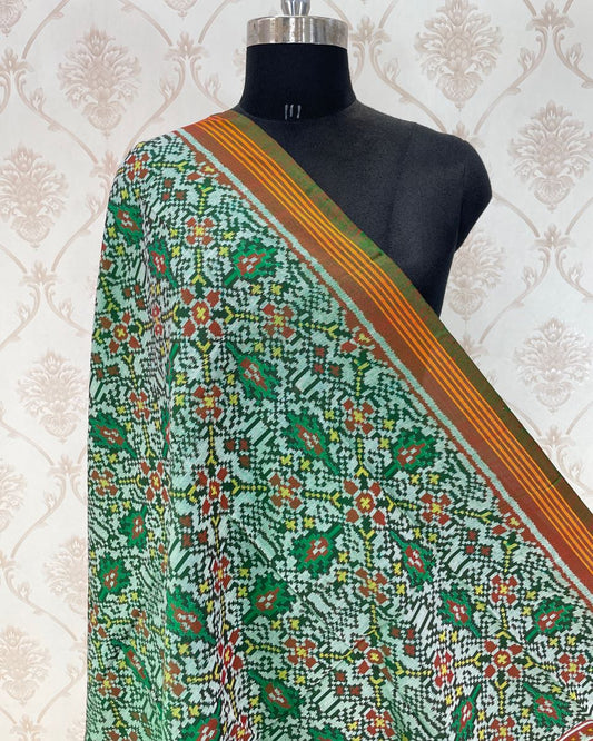 Green white Chhabdi Patola Dupatta - SindhoiPatolaArt