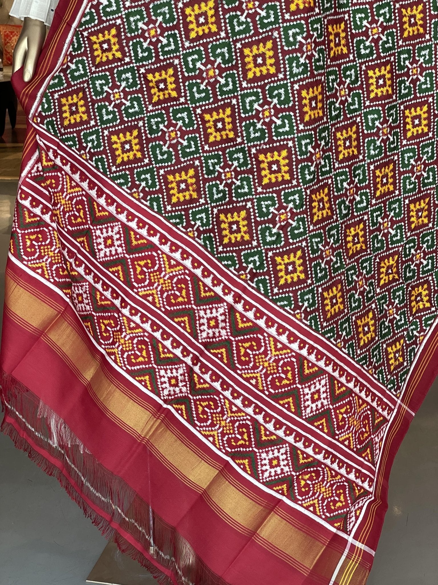 Maroon and green double Ikat dupatta with panchanda design - SindhoiPatolaArt