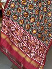 Maroon and green double Ikat dupatta with panchanda design - SindhoiPatolaArt